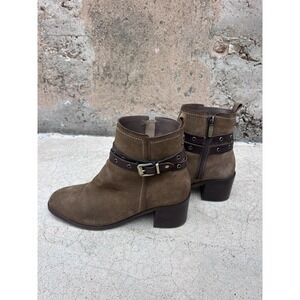 CARMELA Taupe Suede Ankle Booties With Studded Contrast Brown Top Strap Sz 10 42